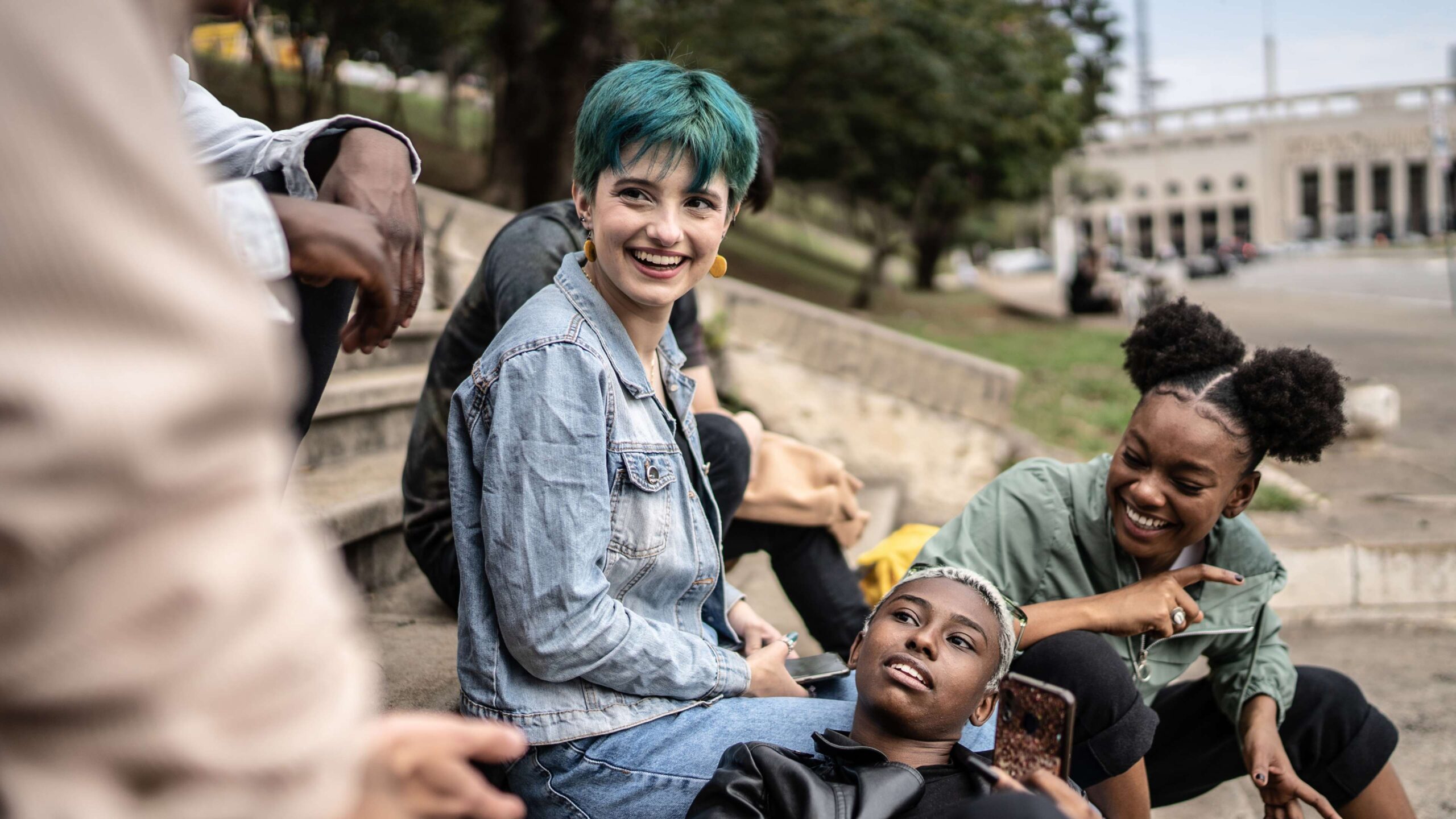 Une image sur une page Web concernant le site Web sur la santé mentale de Jeunesse, J'écoute d’un groupe de jeunes personnes assises sur des marches d’escalier à l’extérieur