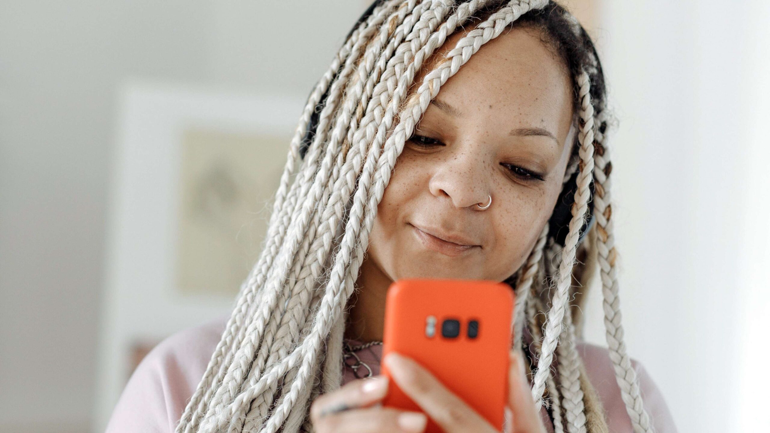 Une image sur une page Web concernant le site Web sur la santé mentale de Jeunesse, J'écoute d’une jeune personne tenant un téléphone