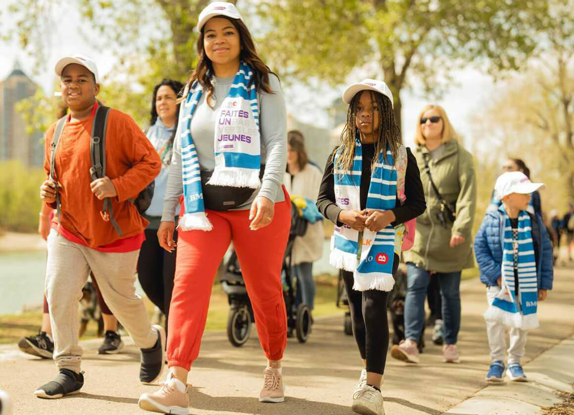 Une image sur une page Web concernant le site Web sur la santé mentale de Jeunesse, J'écoute de personnes marchant