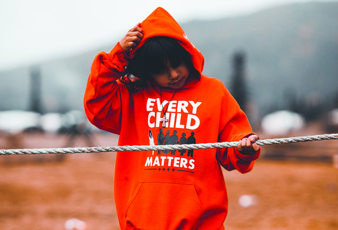 Jeune avec une chemise avec les mots Every Child Matters