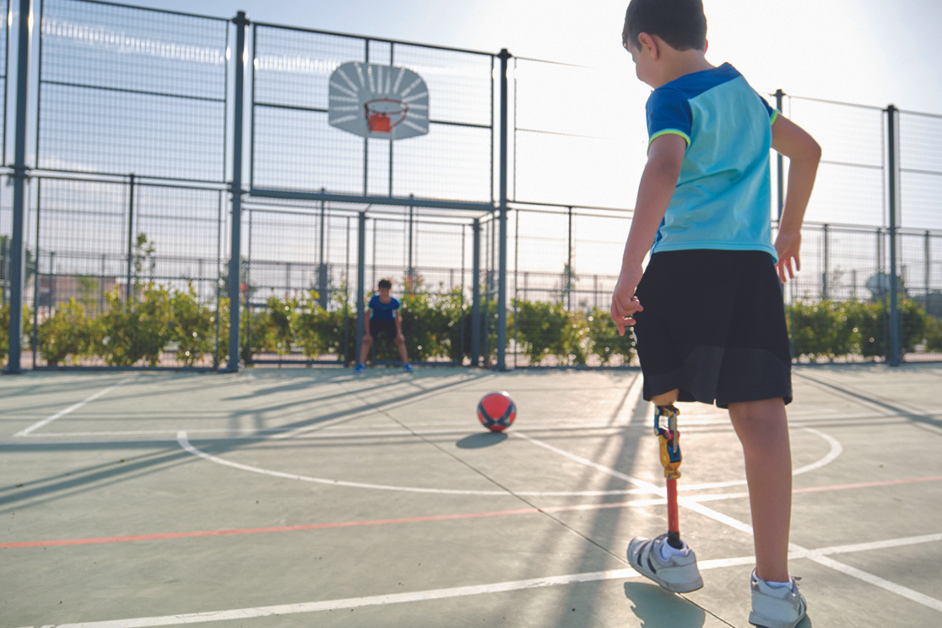 Une image d'une jeune personne jouant à l'extérieur sur un terrain de basketball pour la Stratégie et plan d’action sur l’IDEA 2023-2027 de Jeunesse, J'écoute.