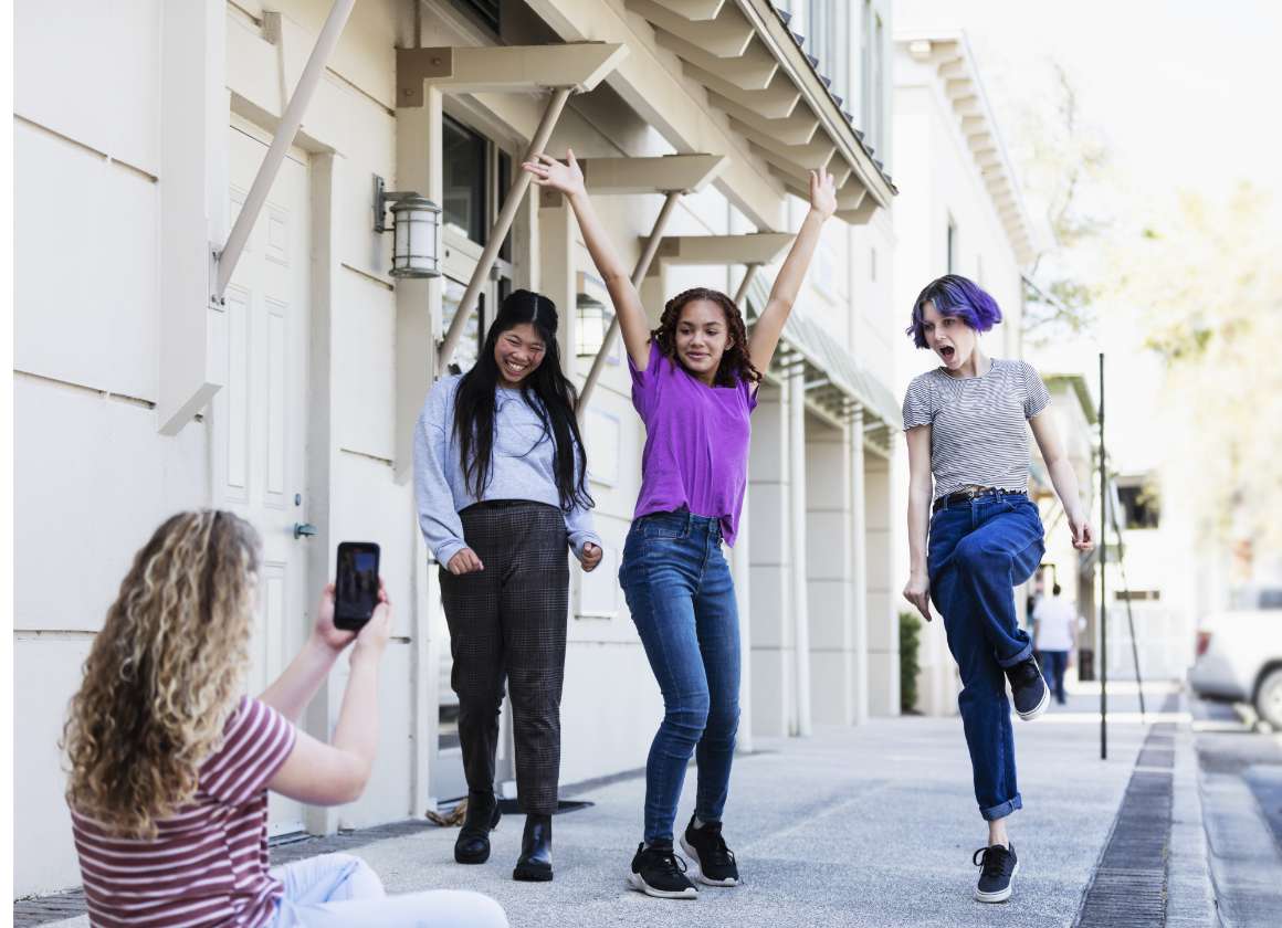 Une image sur une page Web concernant le site Web sur la santé mentale de Jeunesse, J'écoute d’un groupe de jeunes posant et se filmant sur le trottoir