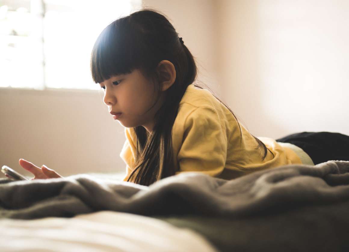 Une image sur une page Web concernant le site Web sur la santé mentale de Jeunesse, J'écoute d’une jeune personne regardant un téléphone