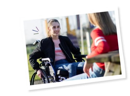 Des jeunes en fauteuil roulant discutent dehors