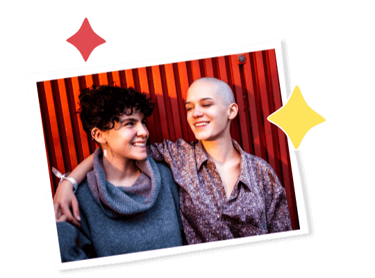 Deux jeunes ensembles dehors